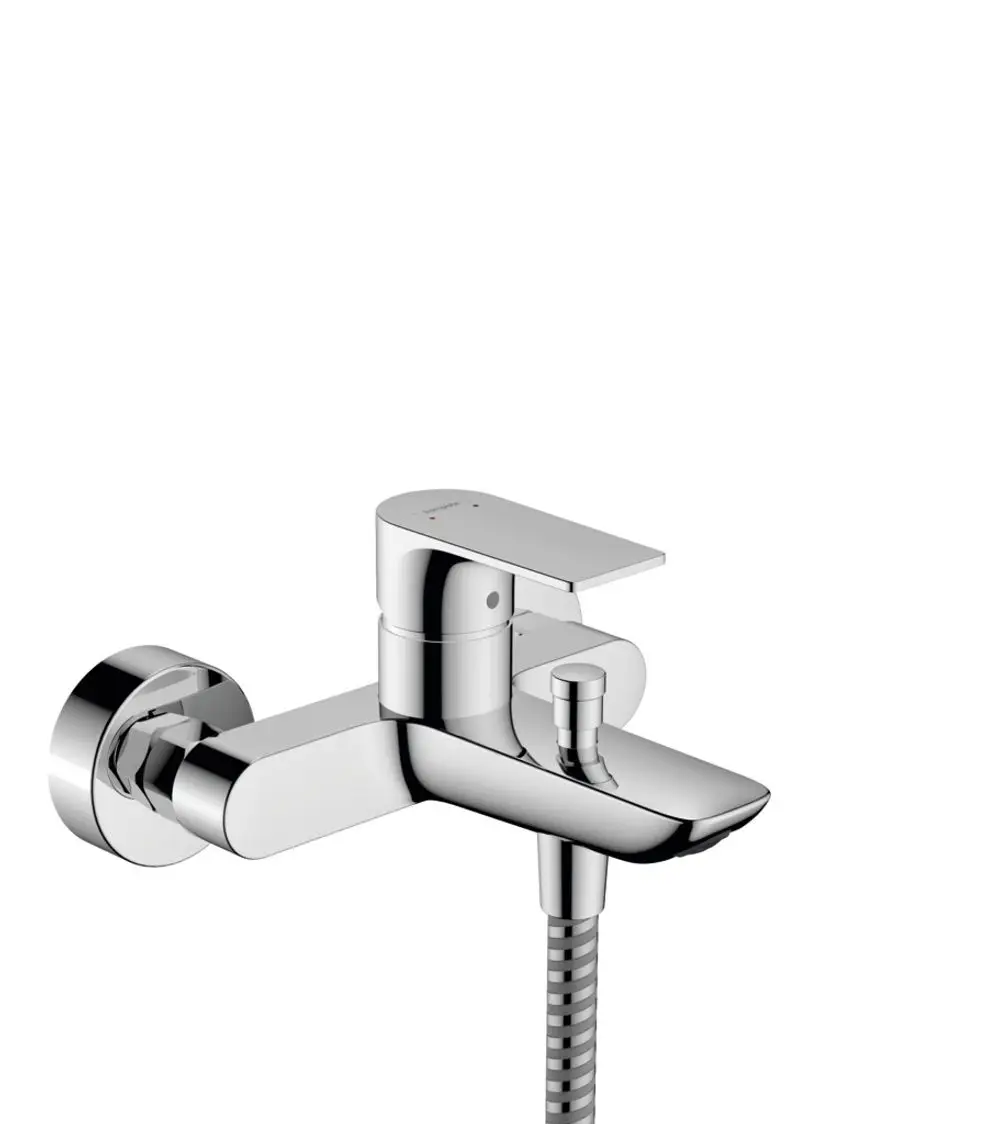 Chromfarbener Einhebel-Wannenmischer von Hansgrohe, Wandmontage, mit einem Wasserhahn und einer flexiblen Schlauchverbindung.